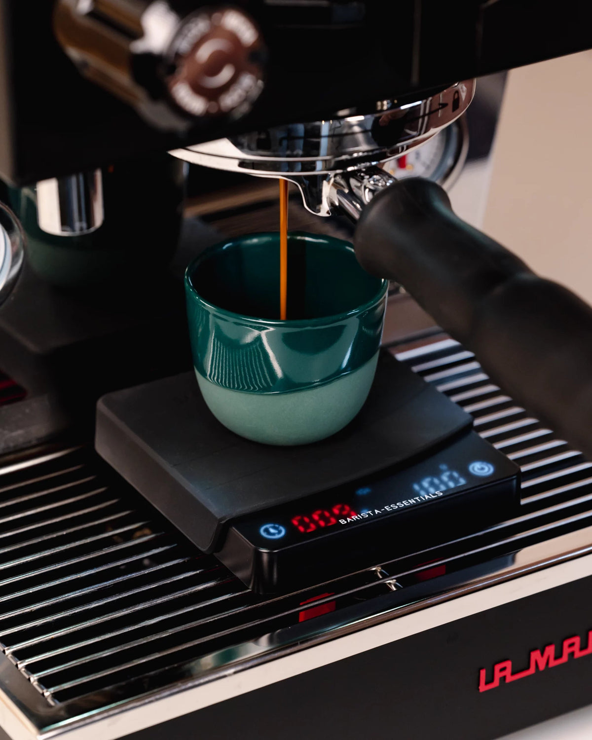 Koffie weegschaal mini op la marzocco met espresso kopje onder naked portafilter Barista Essentials