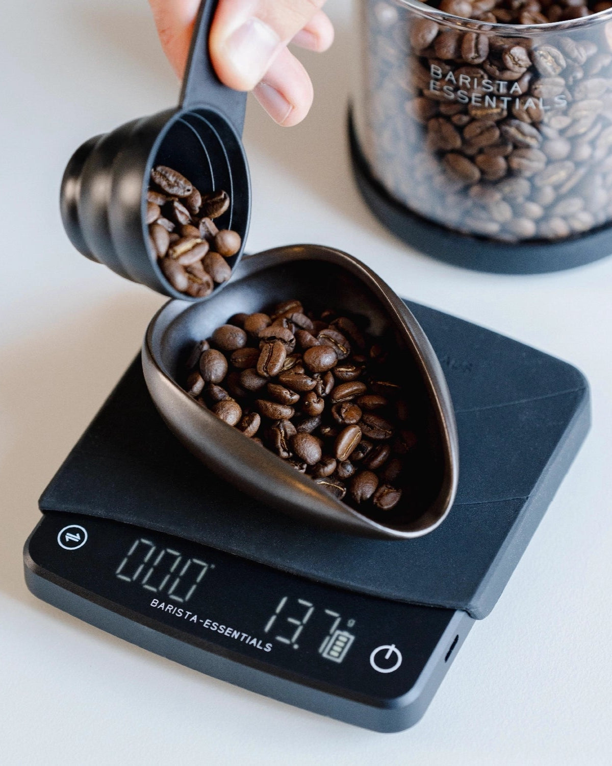 Coffee dosing tray in gebruik voor het afwegen van je koffiebonen, met koffie weegschaal en vacuum bewaarbus