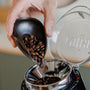 Coffee dosing tray gebruikt om koffiebonen in Niche bonenmaler te gieten