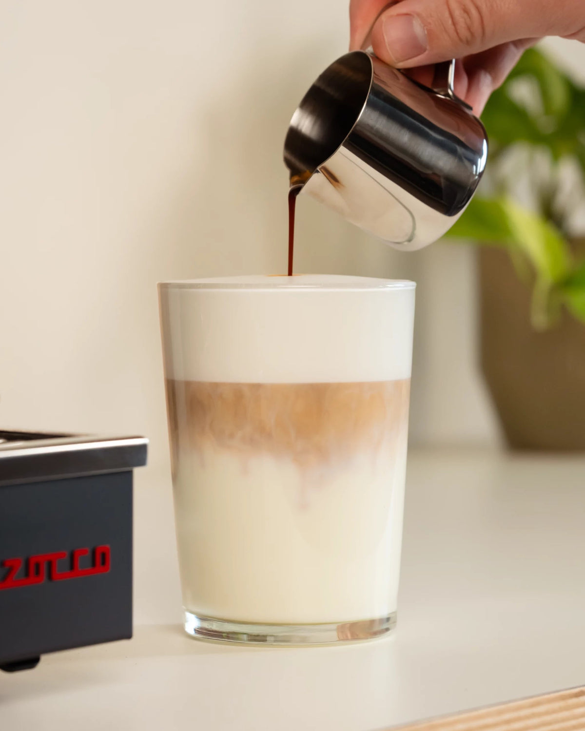 Espresso kannetje voor het maken vaan een latte macchiato