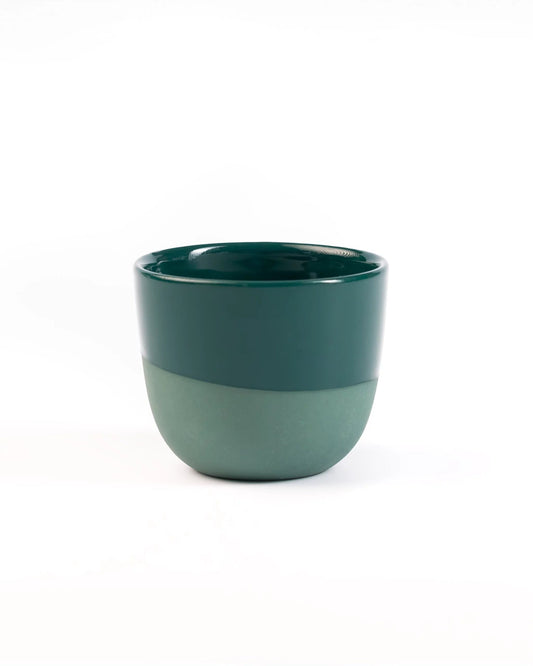 Espresso kopje van Barista-Essentials in blauw-groene kleur, gemaakt van porselein, op witte achtergrond