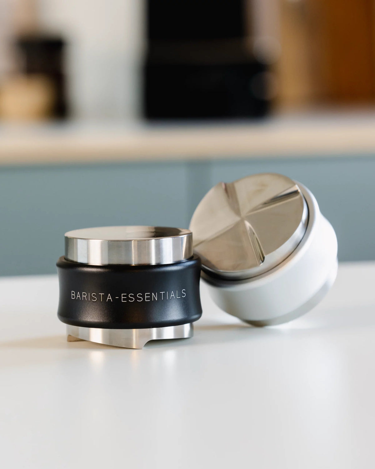 Combinatietool met palm tamper en koffie verdeler bij een portafilter