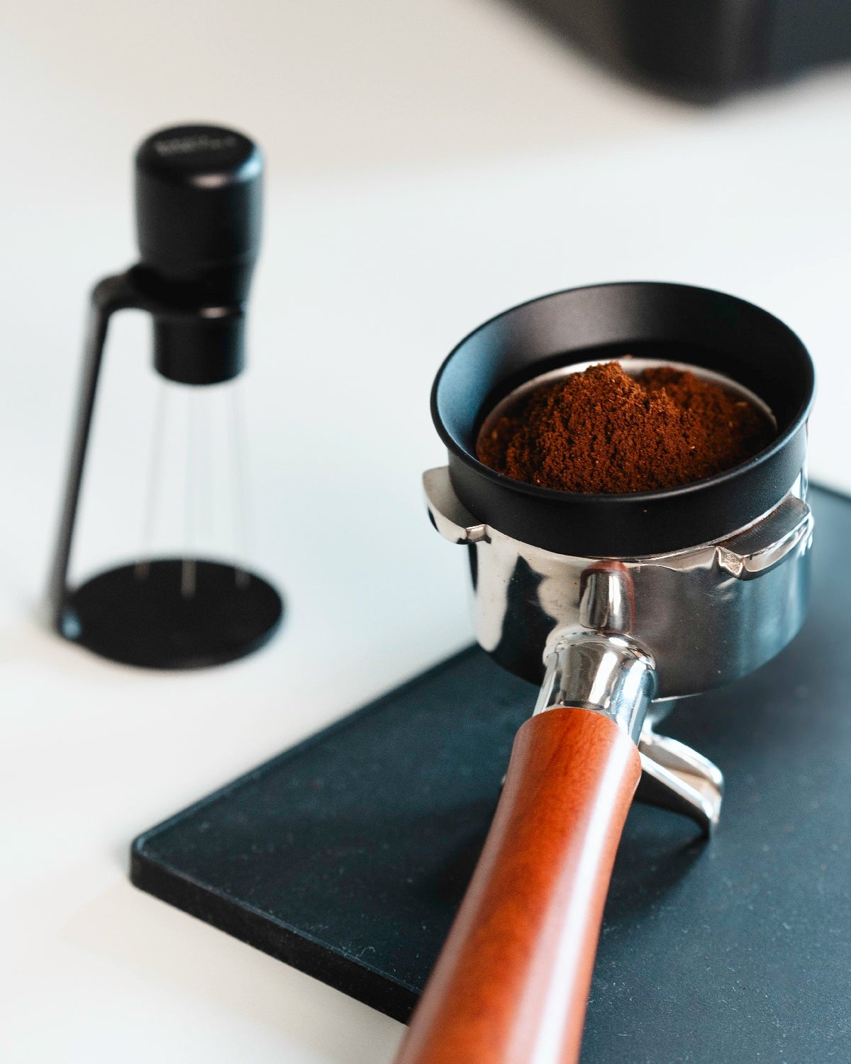 WDT tool in gebruik met portafilter en dosing funnel